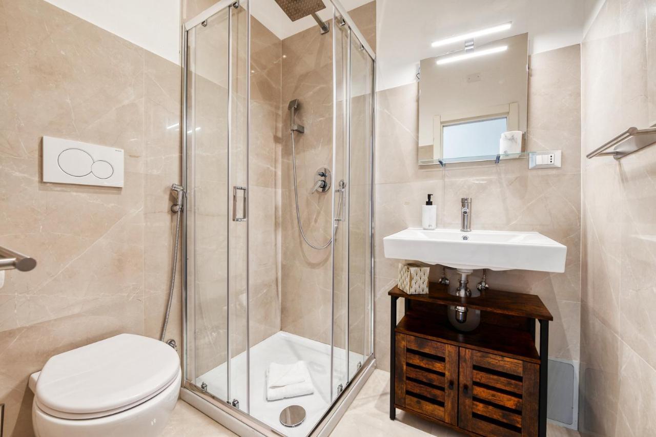 3 Rooms 3 Bathrooms - Lovely Apartment Close The Vatican Rome Bagian luar foto
